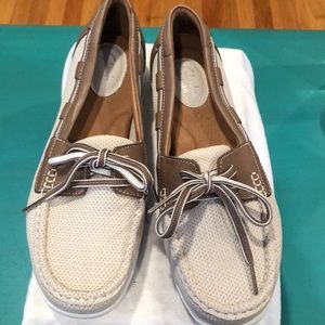 Clarks artisan 8.5 wide loafers